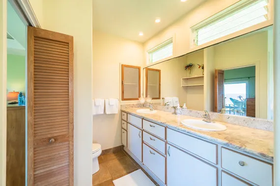 Cliffs House - Bathroom 1