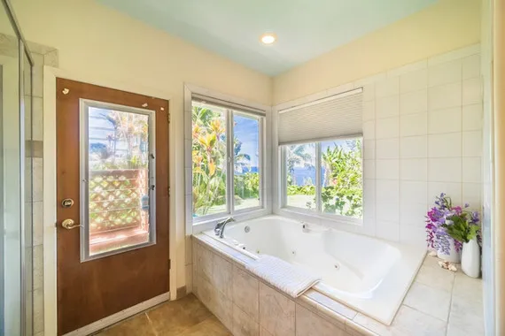 Cliffs House - Bathroom 1 Jacuzzi Tub